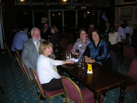Keith, Susan, Barbara e Lesley alla cena tenuta sull'isola di Whight